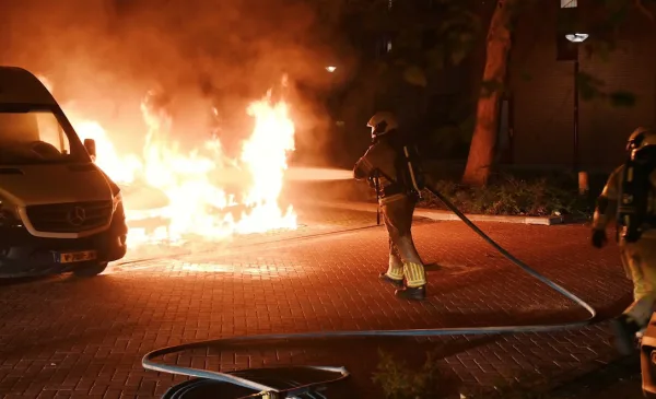 Weer raak in Batau-Noord: twee auto’s volledig uitgebrand aan de Oortjesburg