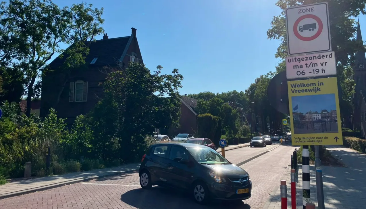 Koninginnenweg auto' keren om vanwege kapotte Wilhelminabrug