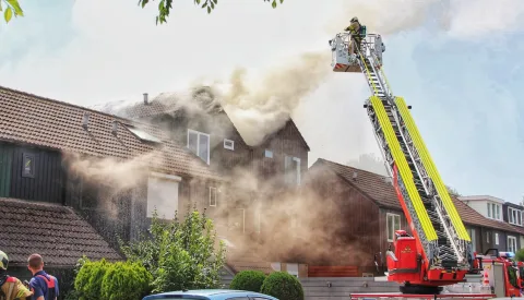 Brand aan Matkopsingel breidt zich uit naar drie woningen, dak ingestort