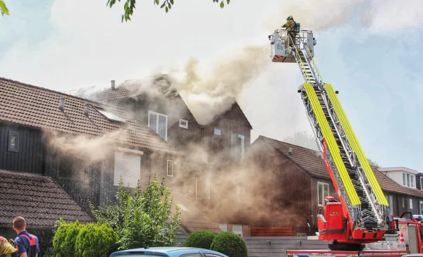 Zeer grote brand treft drie woningen aan Matkopsingel, vierde woning bedreigd