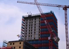 Vlag uit in City: hoogste punt derde en laatste woontoren bereikt