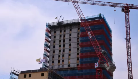 Vlag uit in City: hoogste punt derde en laatste woontoren bereikt
