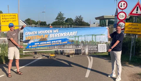 Zo’n dertig wijkbewoners protesteren tegen verdwijnen tijdelijke Emmabrug