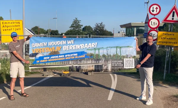 Zo’n dertig wijkbewoners protesteren tegen verdwijnen tijdelijke Emmabrug