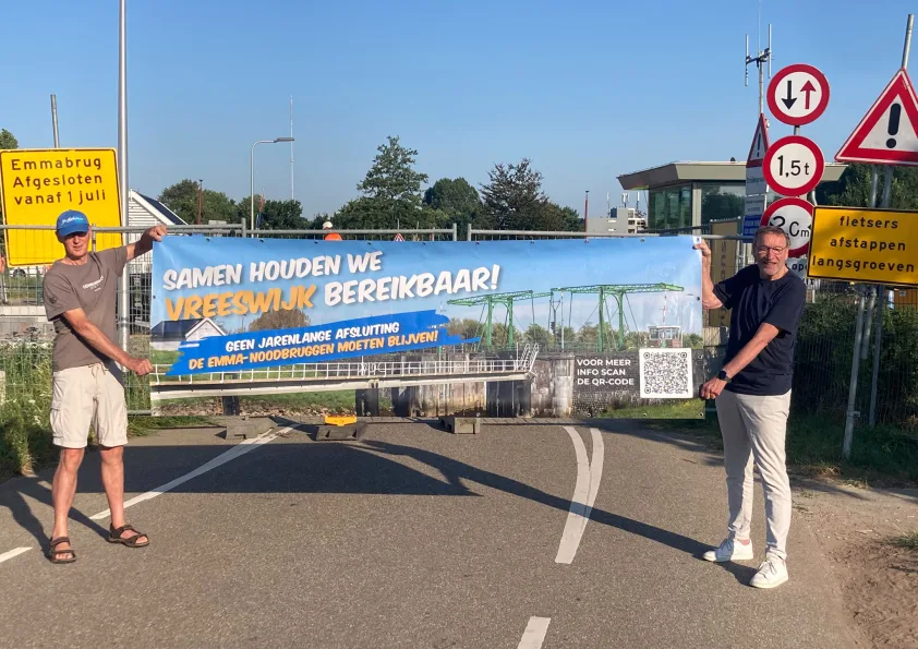 Zo’n dertig wijkbewoners protesteren tegen verdwijnen tijdelijke Emmabrug