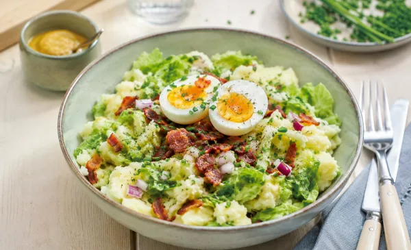 Koken met PEN: Zomers stamppotje met sla, ei en spekjes