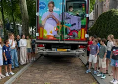 Leerlingen Willem Alexanderschool ontdekken hoe groot de dode hoek van een vrachtwagen is
