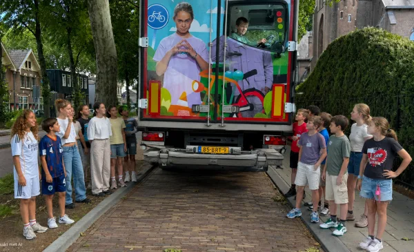 Leerlingen Willem Alexanderschool ontdekken hoe groot de dode hoek van een vrachtwagen is